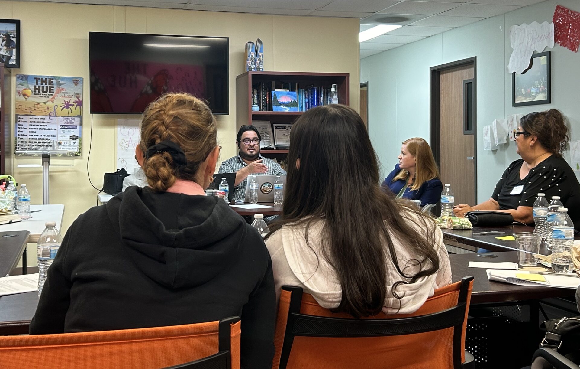 Residents meet to discuss heat. Photo: Eliana Perez