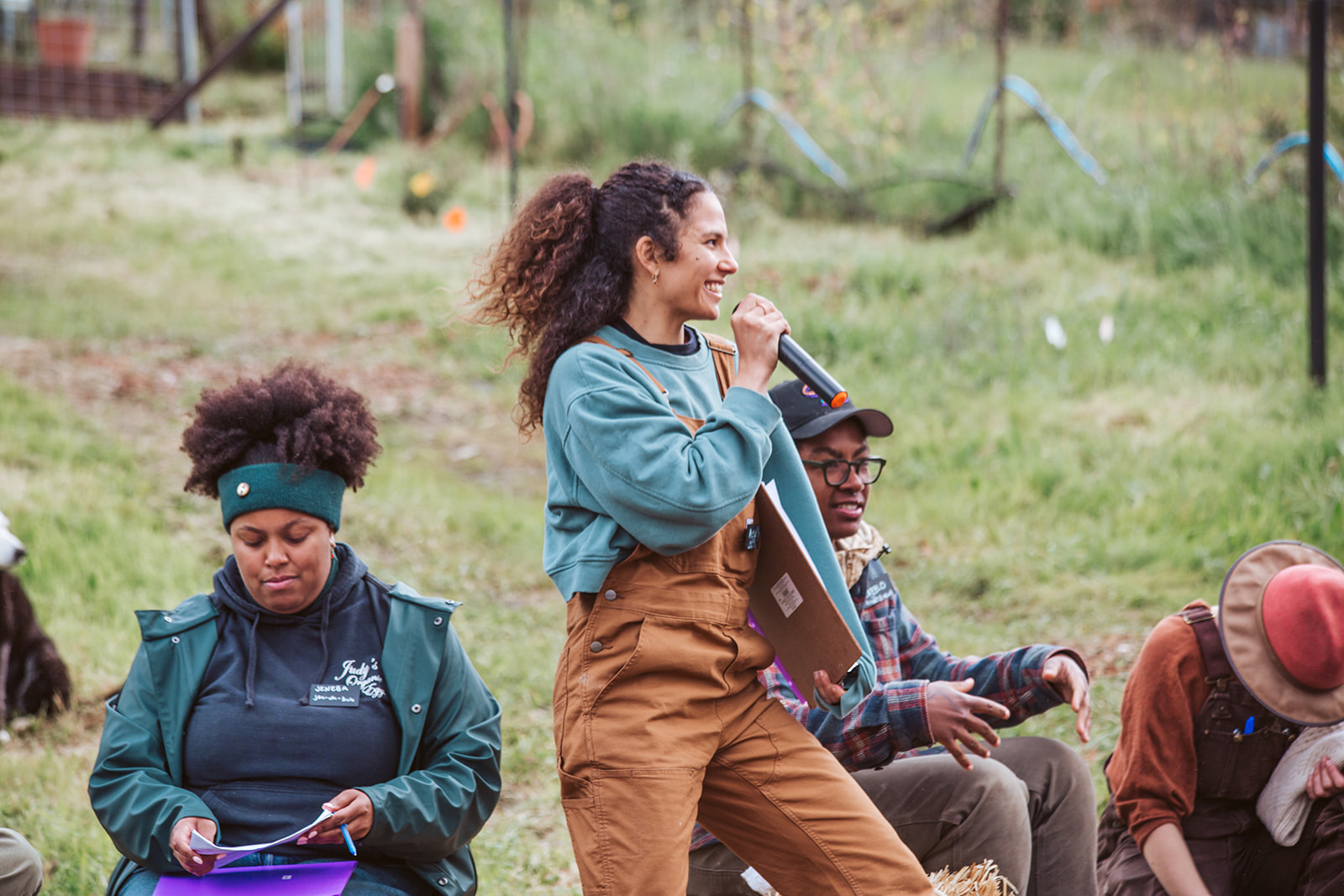 Mujer hablando por el micr&oacute;fono