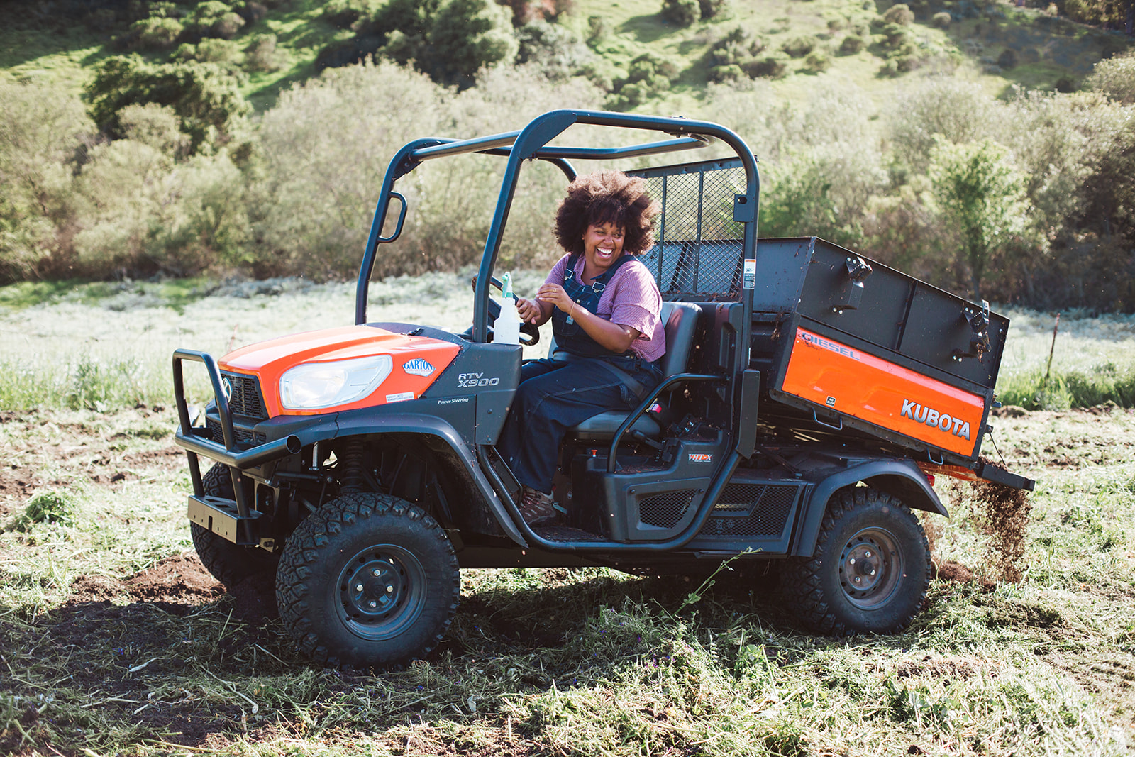 Mujer conduciendo un tractor