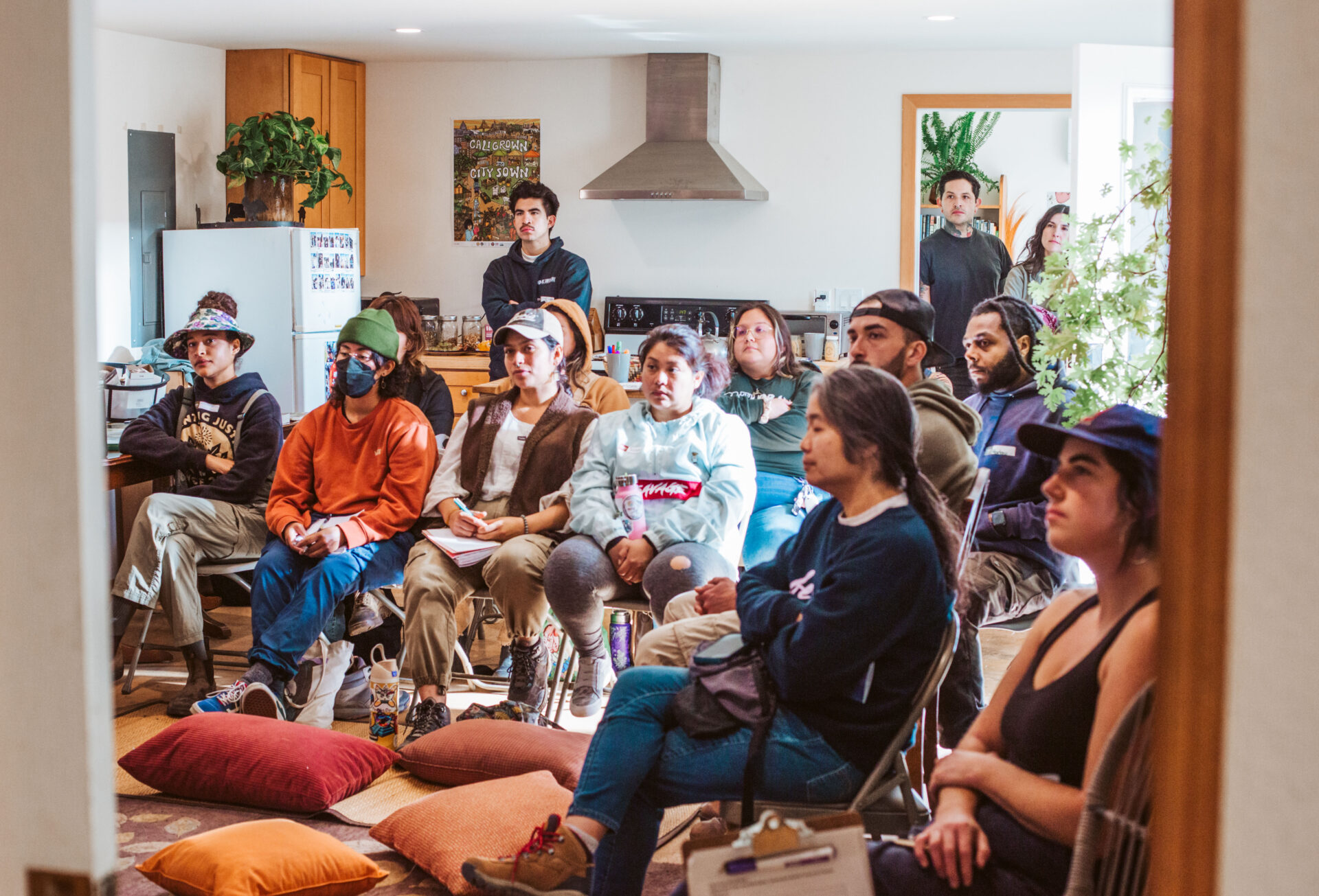 Una docena de personas viendo una presentaci&oacute;n en Agroecology Commons.
